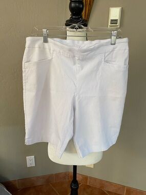 Time and Tru White Bermuda Shorts
